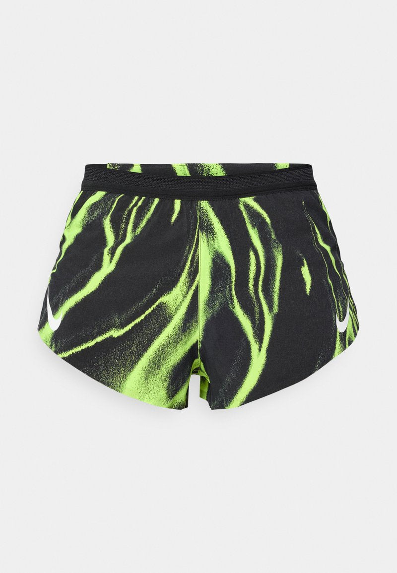 Schwarze Sportshorts mit leuchtend grünen, abstrakten Streifenmustern und weißen Nike-Swoosh-Logos auf jeder Seite, elastischer Taillenbund.