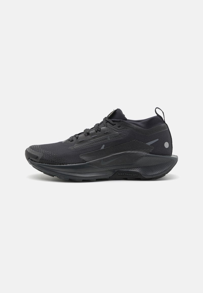 Schwarzer Sportschuh mit einem strukturierten Mesh-Obermaterial, integrierter Schnürung und gepolsterter Sohle. Verfügt über dezentes Branding und eine Schlaufe an der Ferse.