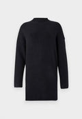 Langärmliger, dunkelblauer Strickpullover mit hohem Kragen, geripptem Muster und heruntergesetzten Schulternähten für eine lässige Passform.