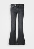 Schwarze Schlagjeans aus Denim mit mittelhohem Bund, fünf Taschen und einem abgesteppten Saum. Dekoratives Logo auf dem hinteren Bund.