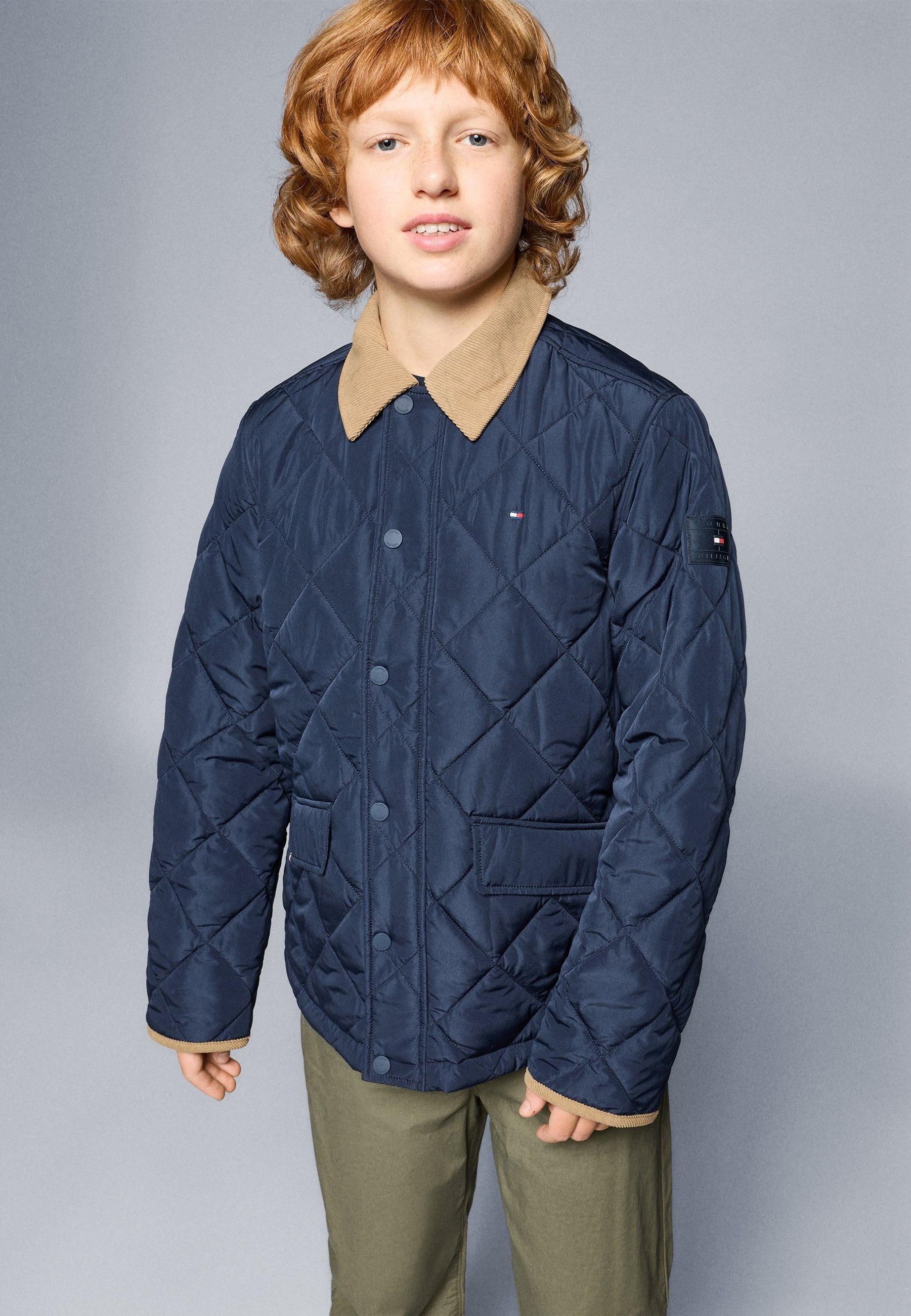 CONTRAST COLLAR QUILTED JACKET Media 3