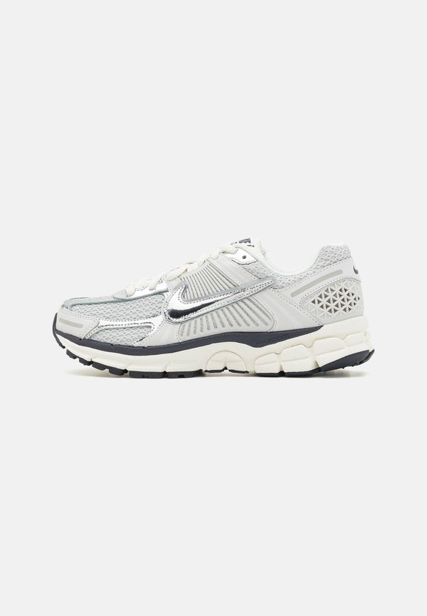 Nike Sportswear ZOOM VOMERO 5  - Trainers - photon dust/chrome/gridiron/sail/metallic platinum