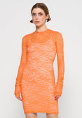 Spitzenkleid in Orange mit langen Ärmeln und taillierter Silhouette. Verfügt über einen runden Ausschnitt und filigrane Blumenmuster im gesamten Stoff.