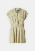 Kurzer, leichter Jumpsuit in Beige mit kurzen Ärmeln, zwei Vorderfel Taschen und einem elastischen Bund für einen bequemen Sitz.