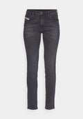 Schwarze Denim-Jeans mit schmalem Schnitt, fünf Taschen-Design und einem Metallknopfverschluss. Verfügt über dezente Nähte und ein gemustertes Etikett an der Tasche.