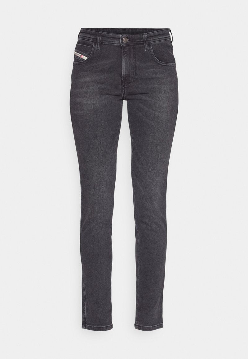Schwarze Denim-Jeans mit schmalem Schnitt, fünf Taschen-Design und einem Metallknopfverschluss. Verfügt über dezente Nähte und ein gemustertes Etikett an der Tasche.
