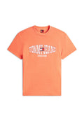 Oranges T-Shirt mit kurzen Ärmeln und Rundhalsausschnitt, in der Mitte mit "TOMMY JEANS" und Logo in Weiß und Marineblau, darunter steht "SINCE 1985".