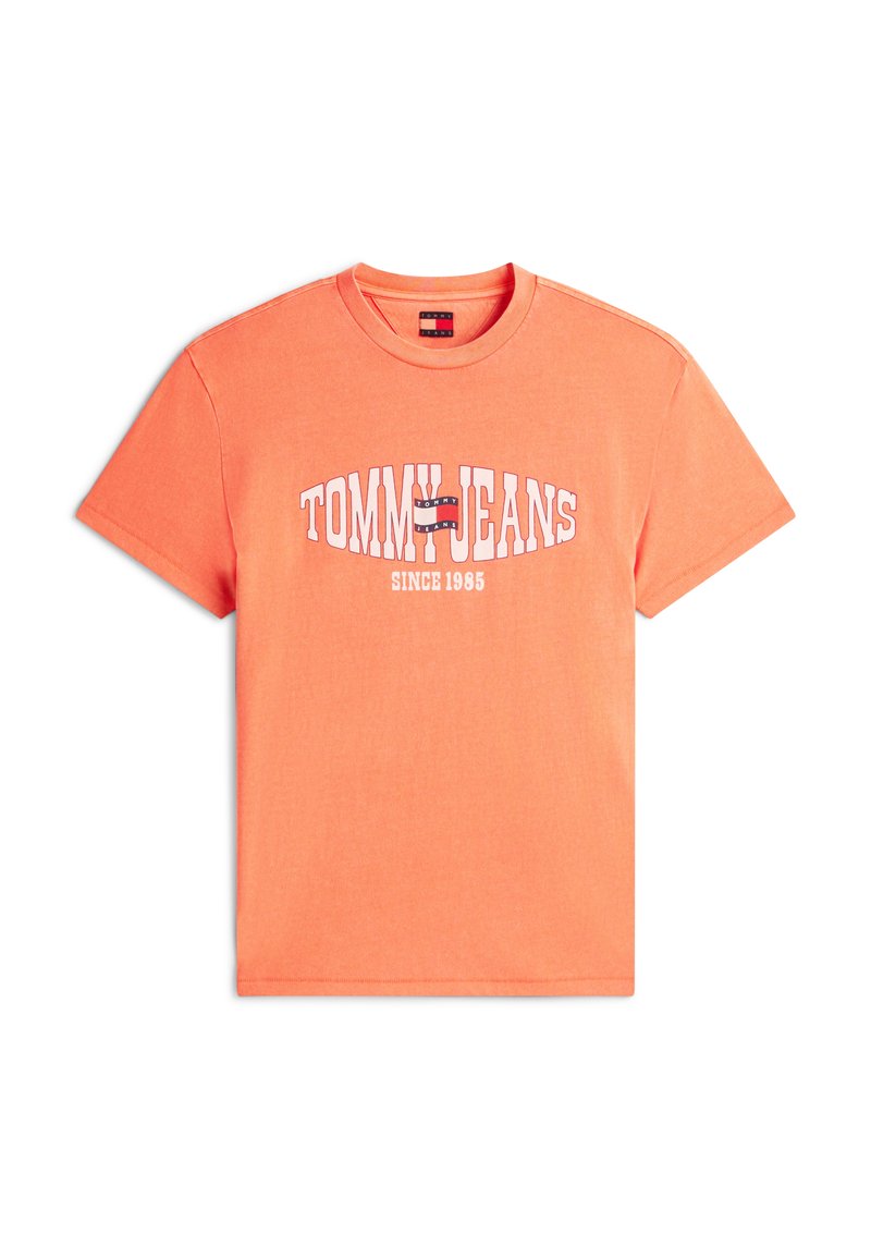 Oranges T-Shirt mit kurzen Ärmeln und Rundhalsausschnitt, in der Mitte mit "TOMMY JEANS" und Logo in Weiß und Marineblau, darunter steht "SINCE 1985".