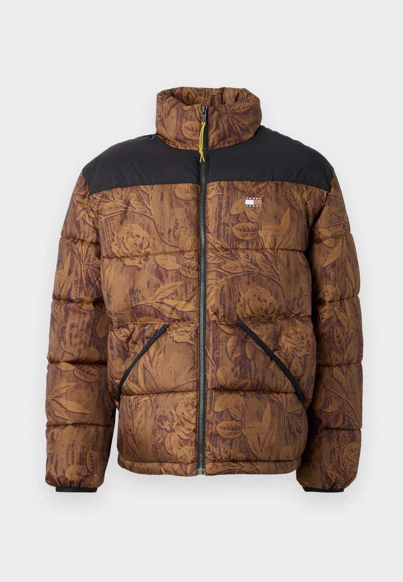Braune Pufferjacke mit Blumenmuster, schwarzem oberen Bereich, hohem Kragen, Frontreißverschluss und zwei seitlichen Taschen mit schwarzem Besatz.