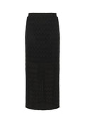 Schwarze Midikleider mit einem strukturierten Zickzackmuster. Elastischer Taillenbund und eine schmale Silhouette, mit einem durchsichtigen unteren Teil.