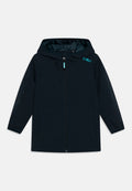 Marineblaue wasserdichte Jacke mit Kapuze, Front-Reißverschluss und zwei Seitentaschen. Mit hellblauem Logo auf der oberen linken Seite.