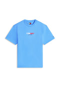 Hellblaues kurzärmeliges T-Shirt mit dem Text "TOMMY JEANS" in Weiß, Rot und Marineblau, mittig auf der Vorderseite, und kleinem Flaggenlogo auf dem linken Ärmel.