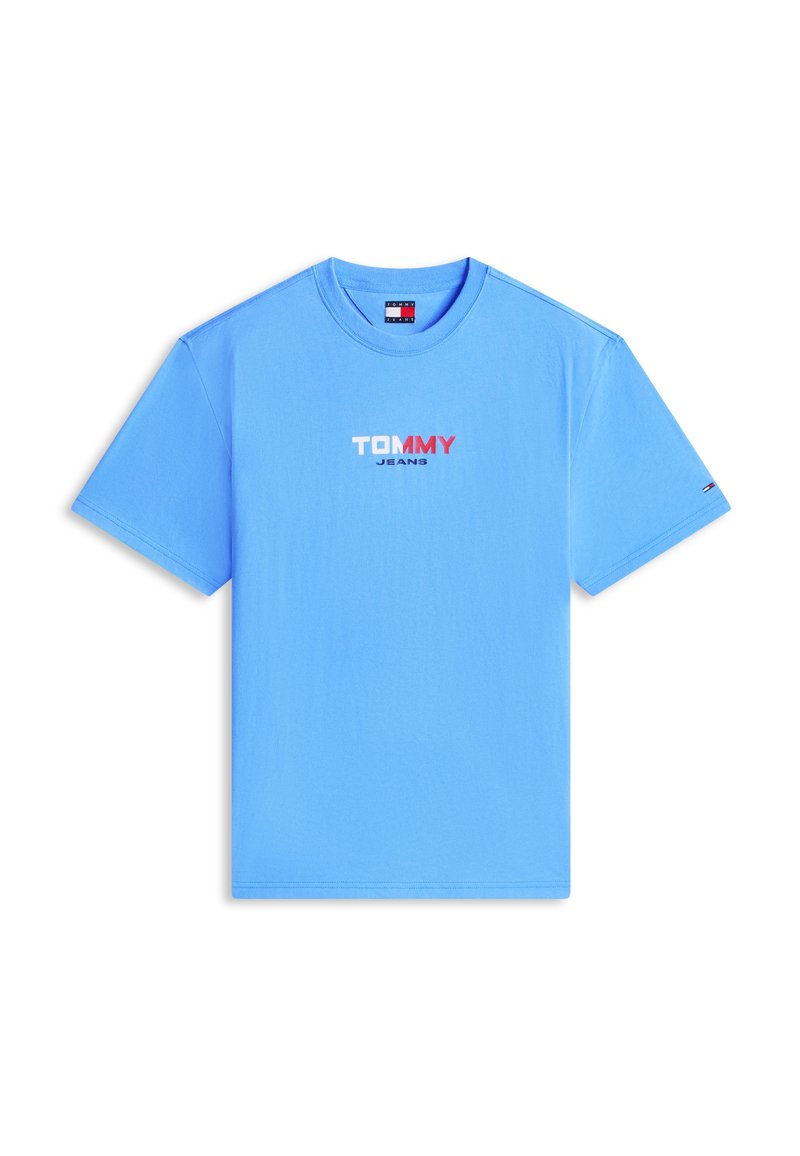 Hellblaues kurzärmeliges T-Shirt mit dem Text "TOMMY JEANS" in Weiß, Rot und Marineblau, mittig auf der Vorderseite, und kleinem Flaggenlogo auf dem linken Ärmel.
