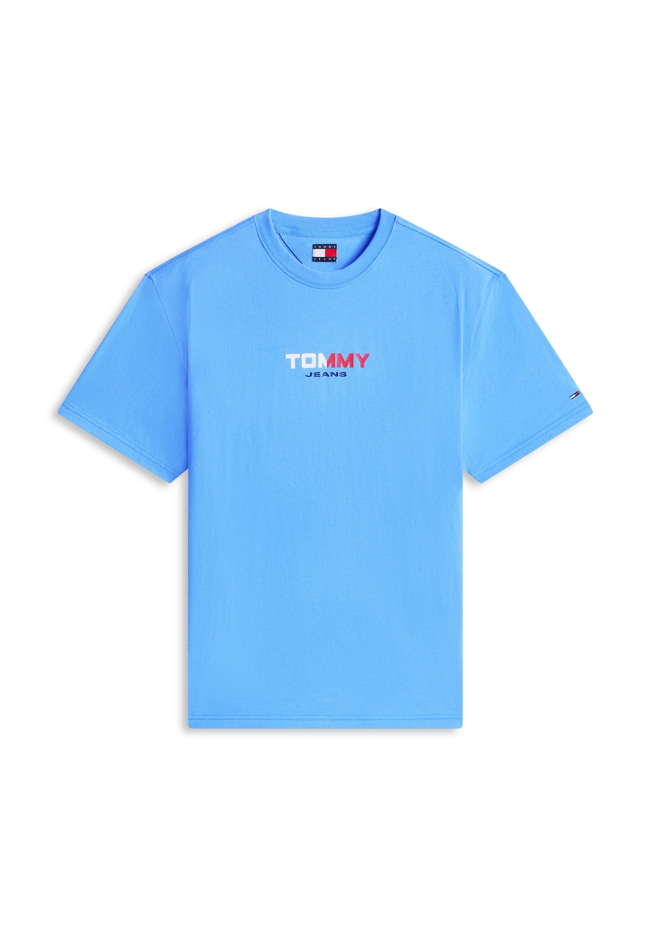 Hellblaues kurzärmeliges T-Shirt mit dem Text "TOMMY JEANS" in Weiß, Rot und Marineblau, mittig auf der Vorderseite, und kleinem Flaggenlogo auf dem linken Ärmel.