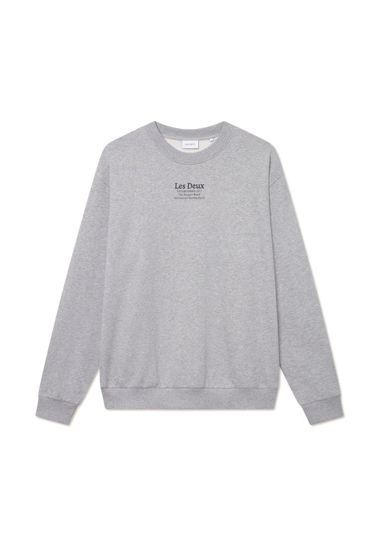 Grauer Sweatshirt mit Rundhalsausschnitt, langen Ärmeln und gerippten Bündchen. Besitzt schwarzen Drucktext auf der Vorderseite. Hergestellt aus weichem Baumwoll-Materialmix.