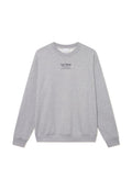 Grauer Sweatshirt mit Rundhalsausschnitt, langen Ärmeln und gerippten Bündchen. Besitzt schwarzen Drucktext auf der Vorderseite. Hergestellt aus weichem Baumwoll-Materialmix.