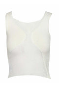 Weißes gestricktes Tanktop mit geometrischem Design, das unterschiedliche Texturen und nahtlose Kanten aufweist. Es hat einen runden Halsausschnitt und breite, bequeme Träger.
