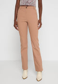 Hellbraune, enganliegende Hose mit strukturiertem Finish, Frontknopfverschluss und seitlichen Taschen; gerade Beinform.