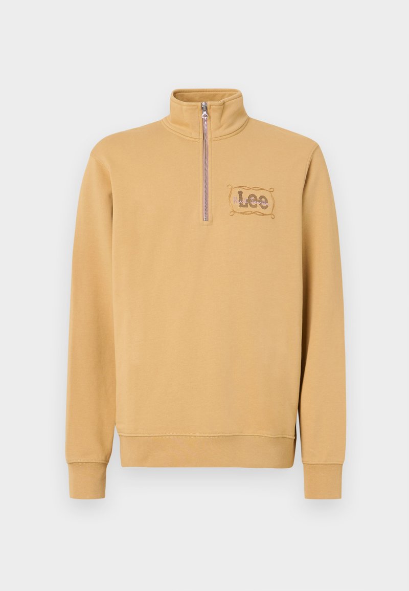 Gelber Pullover mit Reißverschluss am Kragen, mit einem gestickten "Lee"-Logo in rechteckigem Design auf der linken Brust. Material aus Baumwollmischung.