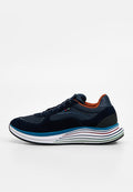 Herrensneaker in Marineblau mit orangefarbenem Innenfutter, Obermaterial aus Mesh und Veloursleder sowie weißer Sohle mit mehrfarbigen Streifenakzenten.