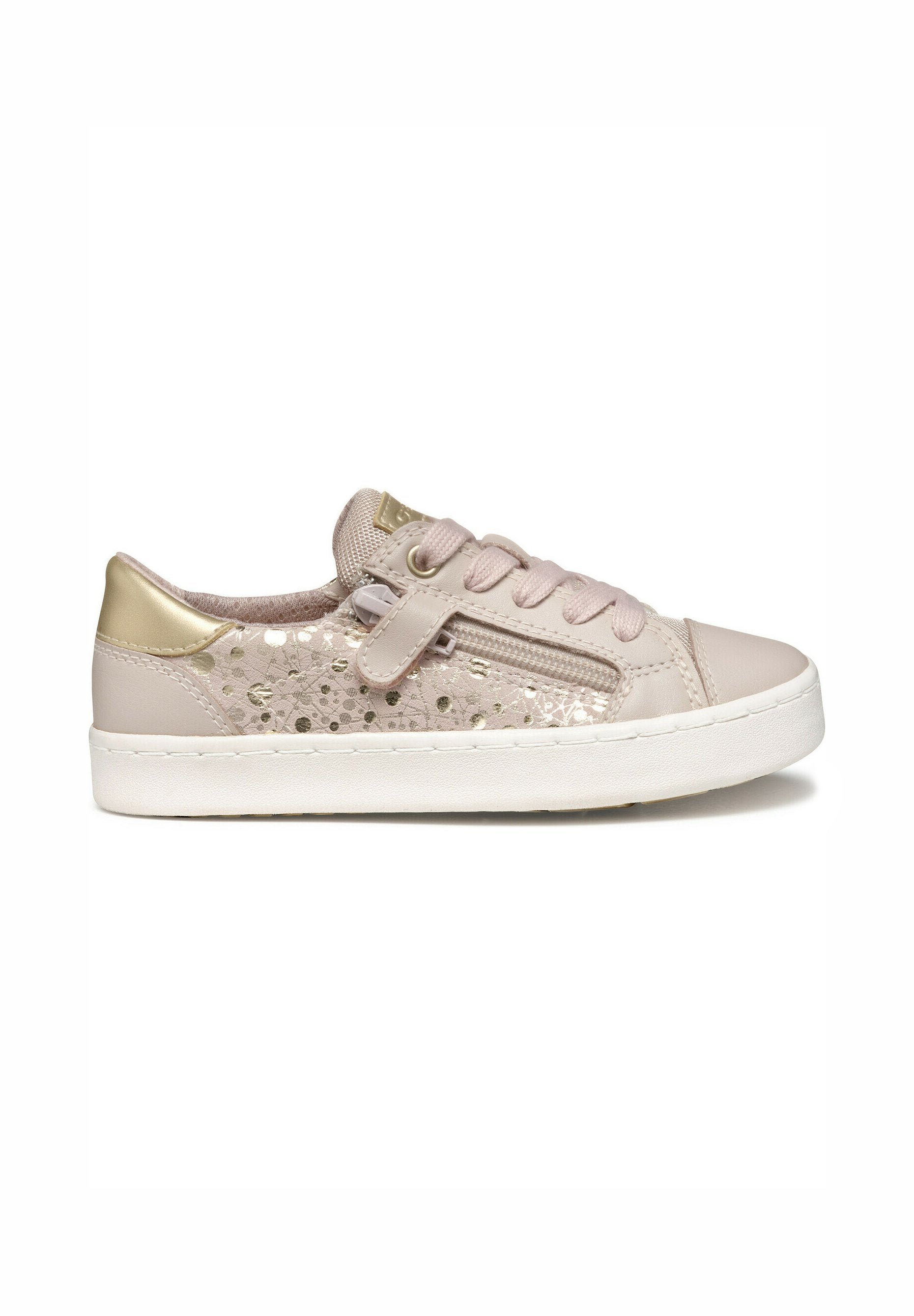 Helle rosa Sneaker mit einer strukturierten Oberseite und goldenen Akzenten. Flache weiße Sohle mit runder Zehenpartie und Schnürdesign. Reißverschlussdetail an der Seite.
