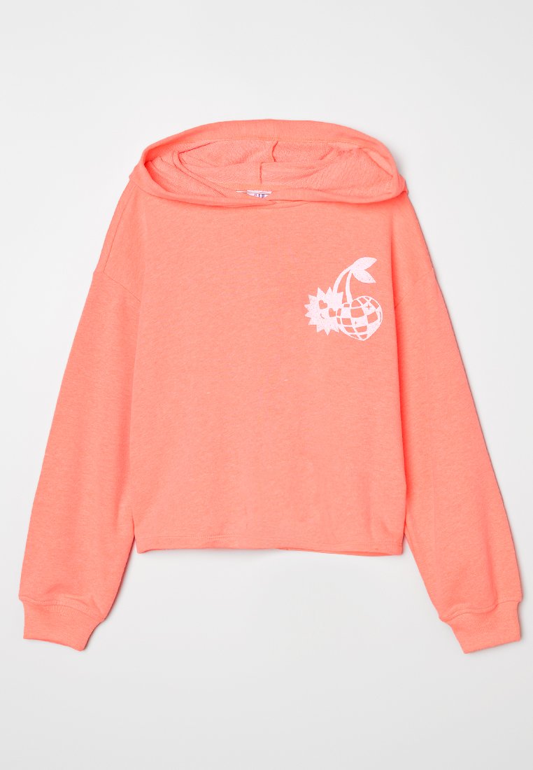 Lachsrosa langärmeliges kurzes Hoodie mit einer weißen Grafik von Kirschen, von denen eine als Discokugel gestaltet ist, auf der oberen linken Brust.