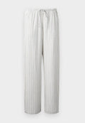 Weiße locker sitzende Hose mit dünnen vertikalen schwarzen Streifen, elastischem Bund und vorderem Zugband.
