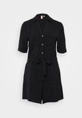 Schwarzer kurzärmeliger Jumpsuit mit einem Reverskragen, vorderem Knopfverschluss, zwei Brusttaschen und einem Stoffgürtel in der Taille. Gekräuselte Textur.