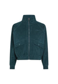 Grüne Cordjacke mit Reißverschluss und hohem Kragen, zwei Fronttaschen, elastischem Bund und gerippten Bündchen. Dezente Markenlogo auf der Brust.