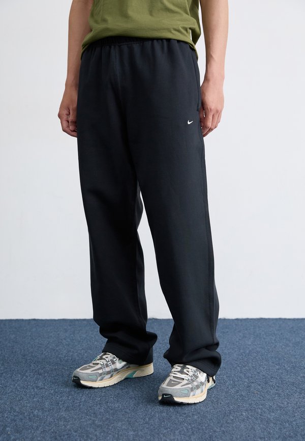 Nike Sportswear M NL SOLO SWSH BB OH PANT - Tracksuit bottoms - black/white