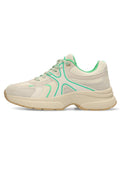 Beige Sport Schuhe mit grünen Akzenten, aus Netz- und Wildledermaterialien, mit gepolsterter Zunge und strukturiertem Gummisole, die über komplexe Designlinien verfügen.