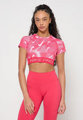 Kurzes pinkfarbenes athletisches Crop-Top mit gestreiftem Muster und weißen Logo-Akzenten, kombiniert mit passenden hoch taillierten pinkfarbenen Leggings.