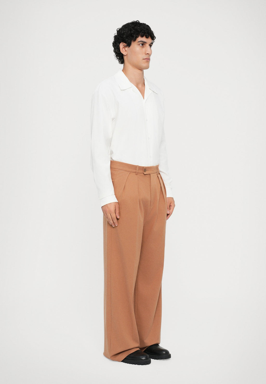 Essential Collective TROUSERS WITH PLEATS