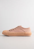 Helle rosa Segeltuch-Sneaker mit strukturiertem Finish, Gummisohle und Metallösen. Seitliche Details umfassen Koordinaten und Marken-Text.