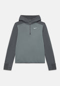 Grauer und dunkelgrauer langärmliger Sportpullover mit Kapuze, halbem Reißverschluss an der Front, Daumenlöchern an den Ärmeln und weißem Nike-Logo auf der Brust.