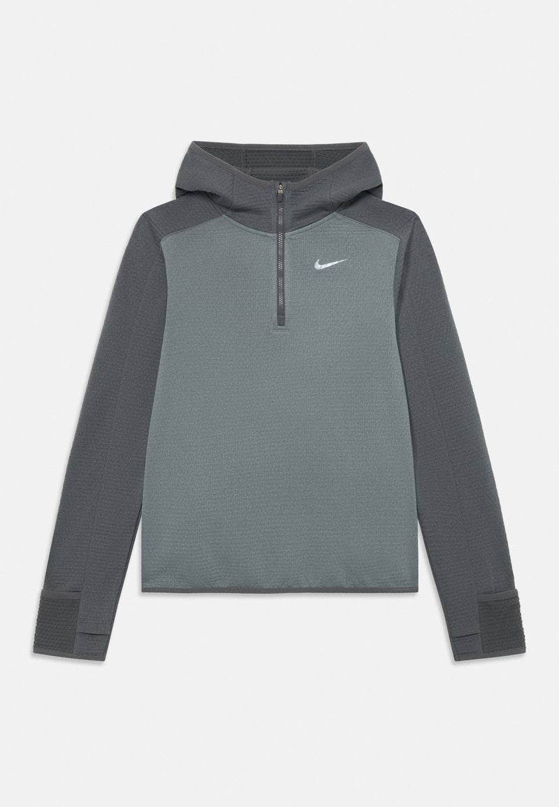 Grauer und dunkelgrauer langärmliger Sportpullover mit Kapuze, halbem Reißverschluss an der Front, Daumenlöchern an den Ärmeln und weißem Nike-Logo auf der Brust.