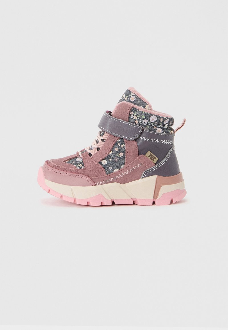 Rosa und graue Wanderschuhe mit floralem Design, verstellbarem Riemen, weichem Innenfutter und einer stabilen, rosa Außensohle für besseren Halt.