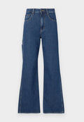 Weite blaue Denim-Jeans mit einem Knopfverschluss, zwei Fronttaschen und einer Seitentasche. Der Stoff hat eine glatte Textur mit sichtbaren Nähten.