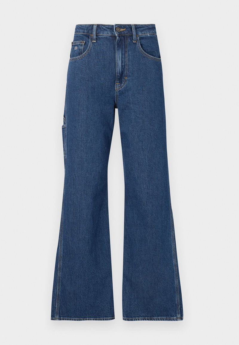 Weite blaue Denim-Jeans mit einem Knopfverschluss, zwei Fronttaschen und einer Seitentasche. Der Stoff hat eine glatte Textur mit sichtbaren Nähten.