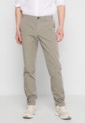 Beige Chinos im geraden Schnittdesign, mit Knopf- und Reißverschlussverschluss, Vordertaschen und einer glatten Baumwollstofftextur.
