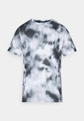 Grau-weißer T-Shirt mit kurzen Ärmeln, das ein wolkenähnliches Muster mit einer subtilen perforierten Textur aufweist. Rundhalsausschnitt und sportlicher Schnitt.