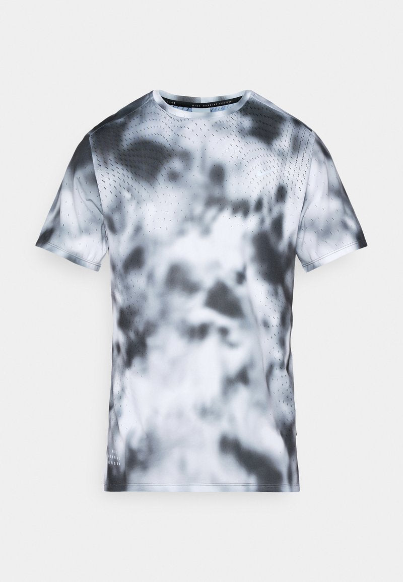 Grau-weißer T-Shirt mit kurzen Ärmeln, das ein wolkenähnliches Muster mit einer subtilen perforierten Textur aufweist. Rundhalsausschnitt und sportlicher Schnitt.