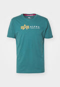 Türkises Baumwoll-T-Shirt mit kurzen Ärmeln. Mit goldenem Logo und dem Text "ALPHA INDUSTRIES" auf der Vorderseite. Klassischer Rundhalsausschnitt.