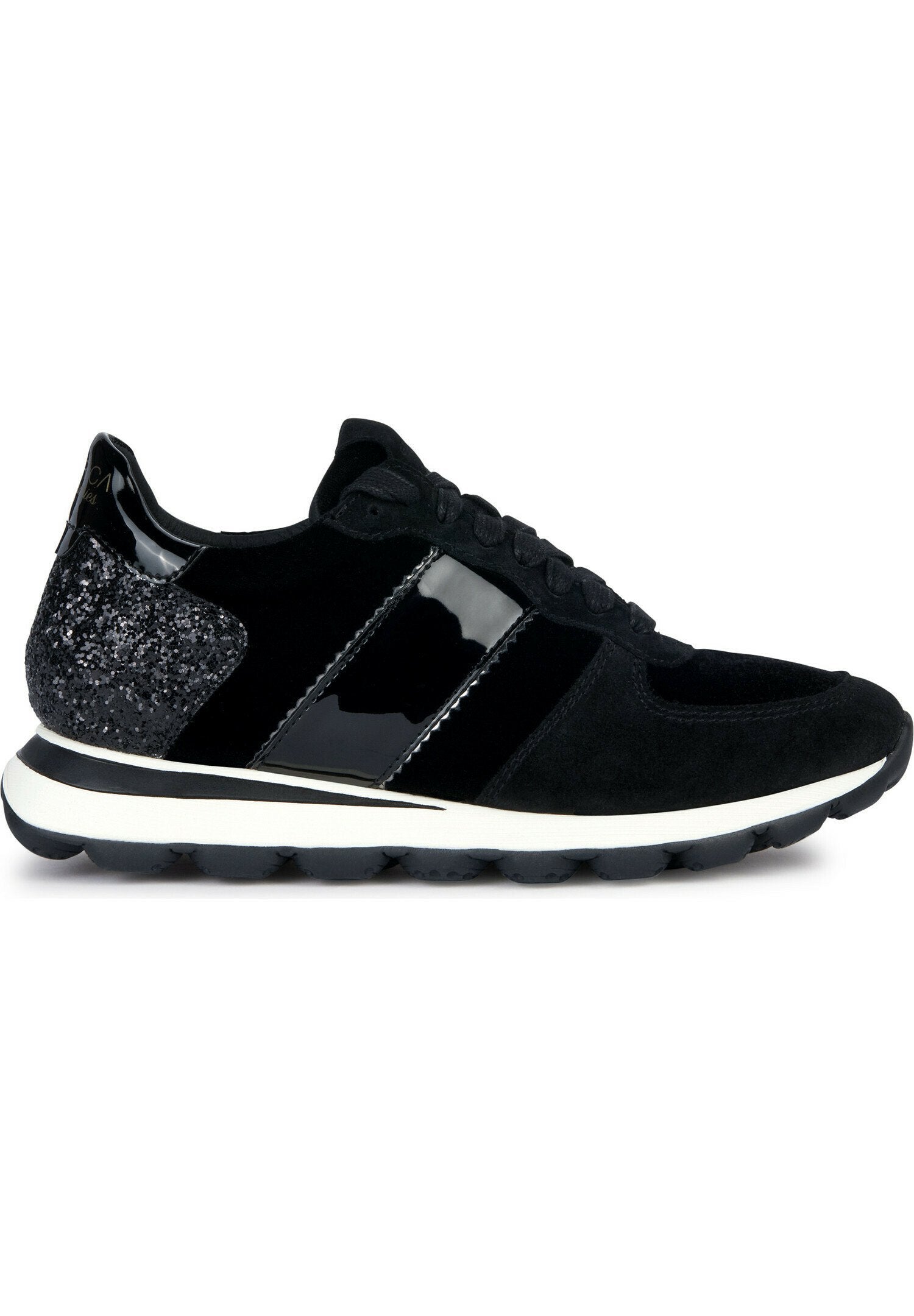 Schwarze Sportschuhe aus einer Mischung von Wildleder, glänzendem Lackleder und funkelnden Akzenten. Sie verfügen über eine weiße Zwischensohle und eine strukturierten Gummisohle.