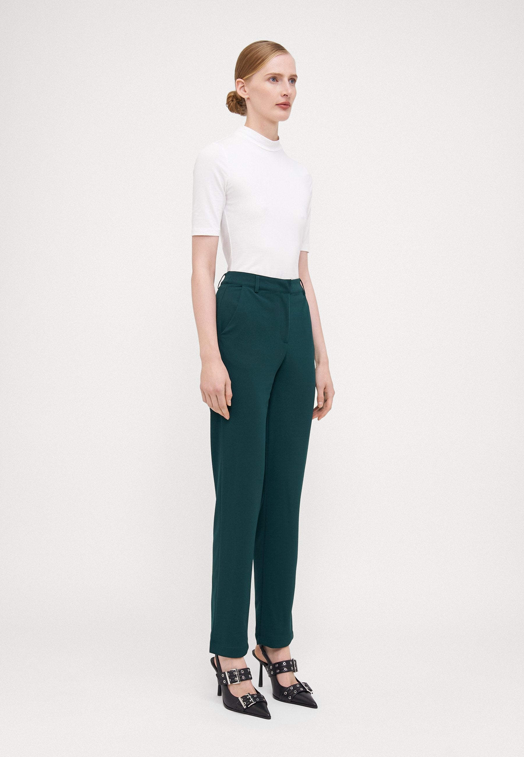 Anna Field Tall