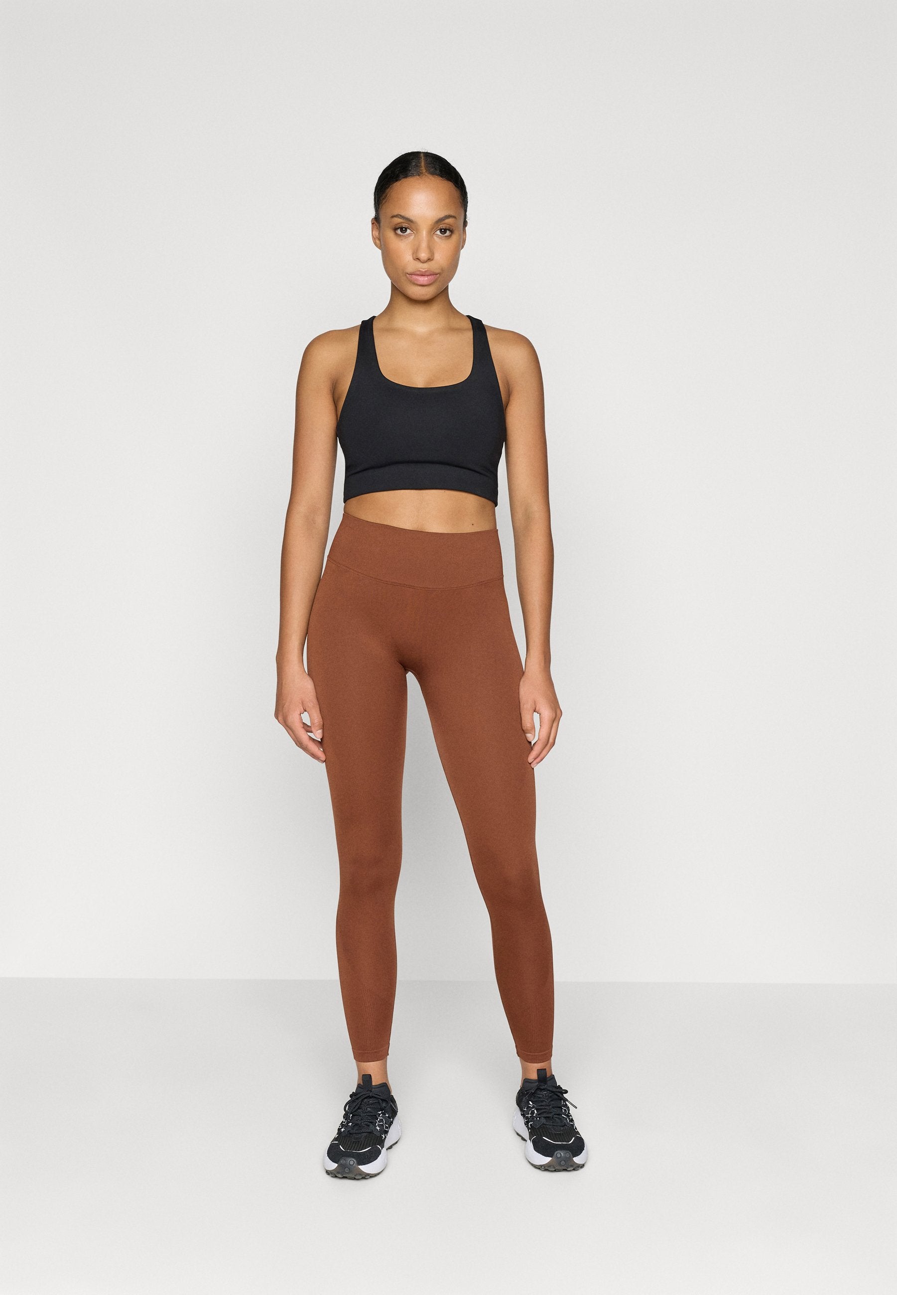 Stronger SEAMLESS CONTOUR SCRUNCH LEGGINGS
