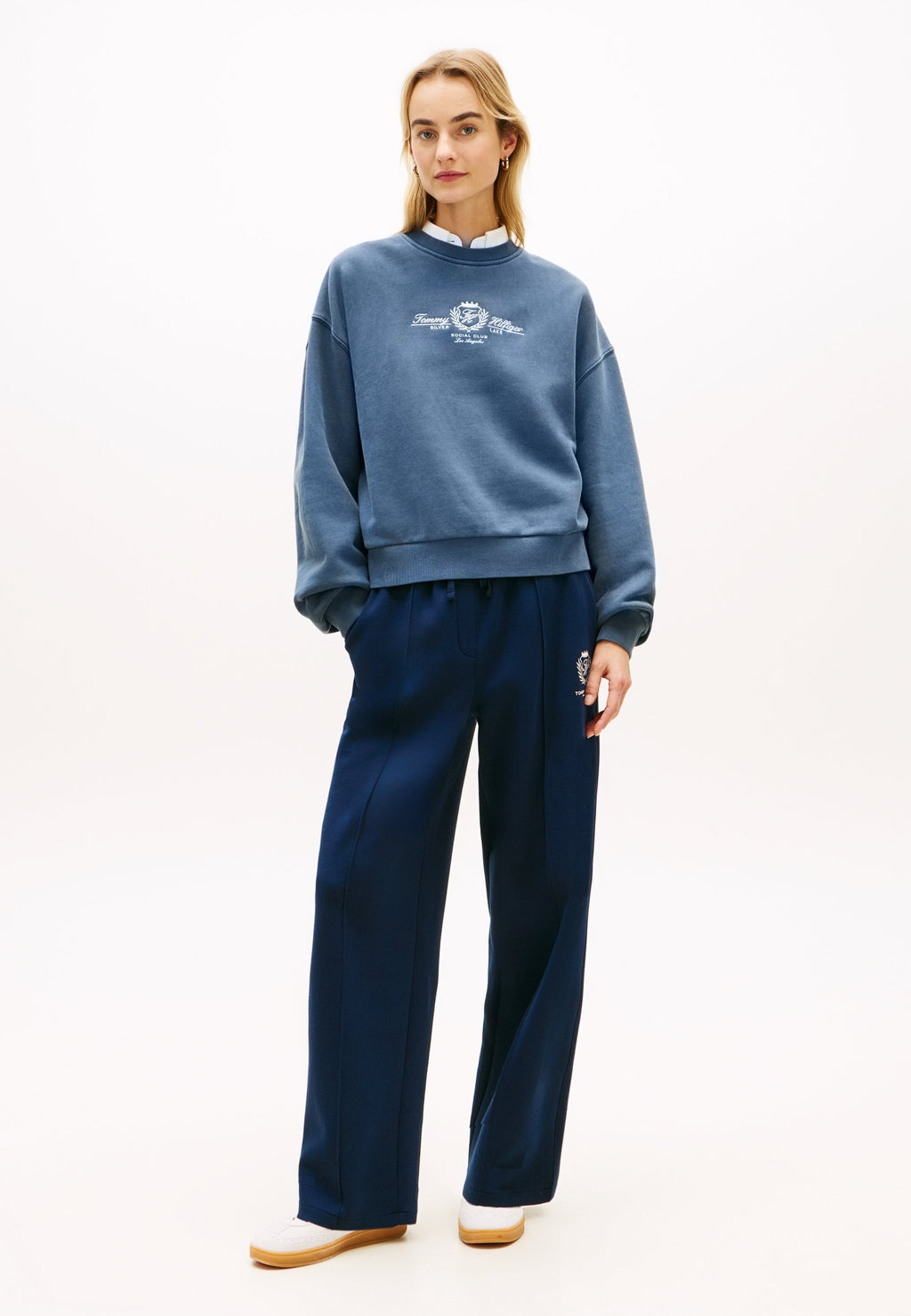 CREST EMBROIDERY RELAXED TERRY SWEATSHIRT Media 2