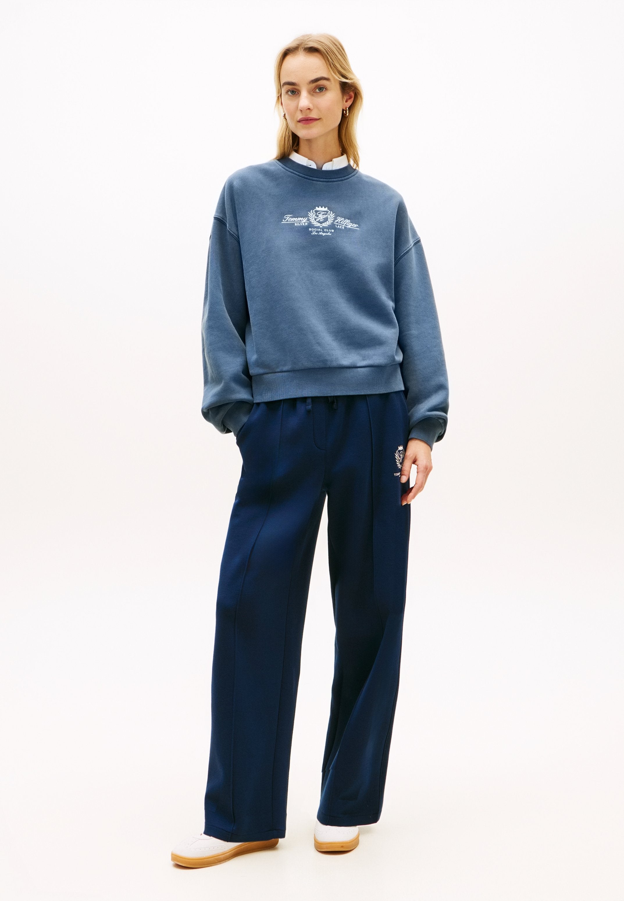 CREST EMBROIDERY RELAXED TERRY SWEATSHIRT Media 2