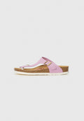 Rosa Gummi-Flip-Flop-Sandale mit einem Korkfußbett, weißer Sohle, verstellbarem Riemen mit Schnalle und Zehensteg-Design. Mit einer strukturierten Oberseite.