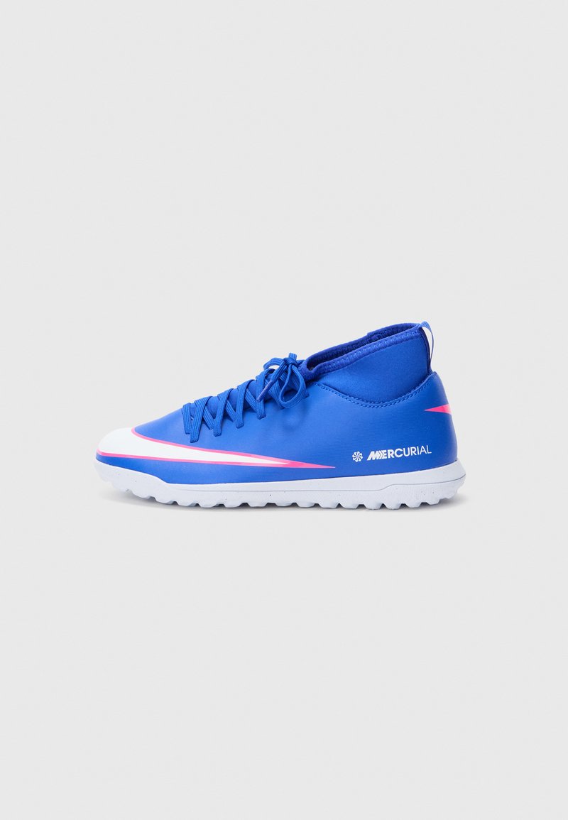 Blauer Fußballschuh mit hohem Schaft, glattem synthetischem Material, weißen und rosa Akzenten sowie einer strukturierten Gummisohle.